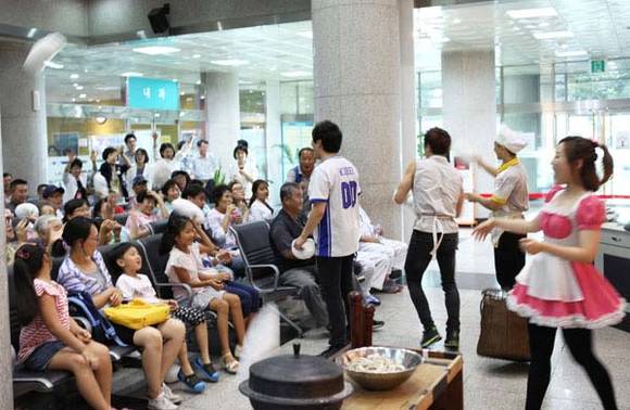 서울특별시 동부병원 ‘공공의료와 친구되기 프렌즈위크’행사 中 ‘뮤지컬 비밥’ - 시민들과 함께