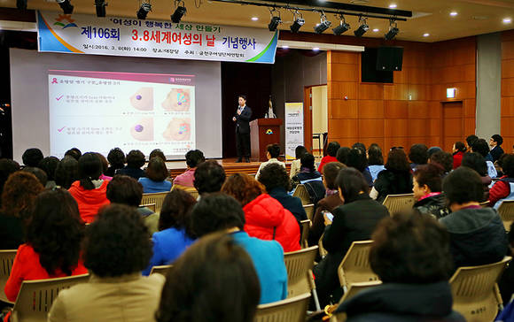 대림성모병원 김성원 원장이 금천구 여성 연합회 회원을 대상으로 유방암 강좌를 펼치고 있다.
