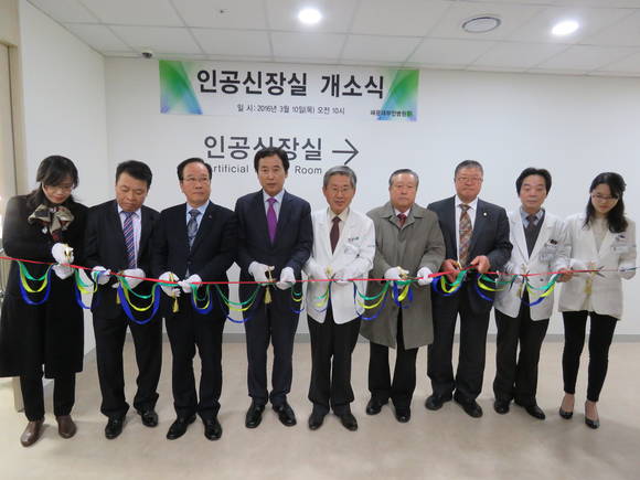 왼쪽부터 차례대로 해운대 보건소장 정연희,부산신장장애인협회장 안규봉,해운대구청장 백선기,인당의료재단 부민병원 정흥태 이사장,부산심장장애인협회 김성득 회장,한국건우회 부산사회복지 위원장 김정방,해운대 부민병원 김형동 의무원장,해운대 부민병원 신장내과 조선영 과장
