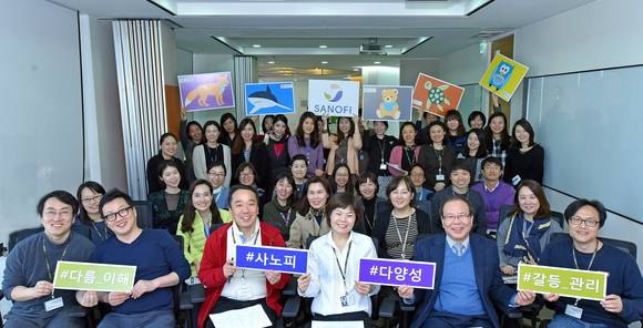 2013년 여성가족부로부터 ‘가족친화기업’ 인증을 받은 사노피는 매년 3월 세계 여성의 날에 맞춰 다양성을 존중하는 사내 문화를 촉진하는 자리를 마련해 왔다.