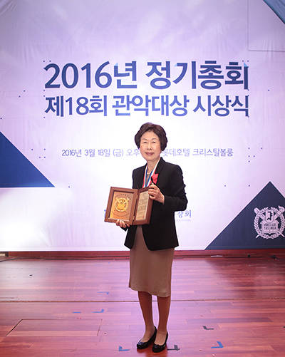 변주선 대림성모병원 행정원장이 황금 메달과 상패를 받았다.