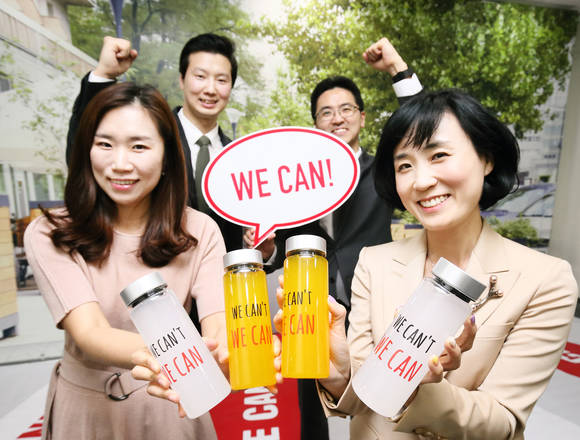 길리어드 사이언스 코리아 임직원들이 2016 ‘WE CAN’T, WE CAN’ 캠페인에 앞서 HIV 완치 실현을 위한 도전 의지를 다지고 있다.