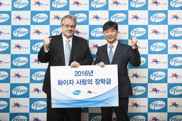 한국화이자제약 오동욱 대표이사가 미래의동반재단 제프리 존스 이사장에게 ‘2016 화이자 사랑의 장학금’을 전달하고 있다.