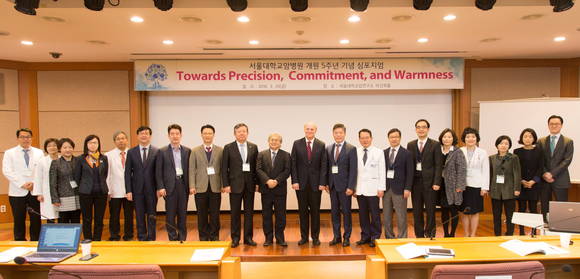 왼쪽 9~12번째. 오병희 서울대병원장, 히로시 타나카 일본 도호쿠대 교수, 토마스 브라운 미국 Swedish Healthcare Institute 교수, 김태유 서울대암병원장.