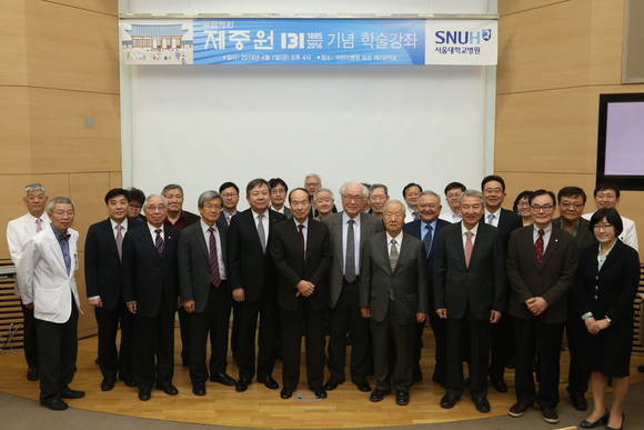 주요인물. 첫줄 왼쪽 두 번째부터. 이순형 이태진 서울대 명예교수, 오병희 서울대병원장, 한만청 최길수 이종욱 김유영 서울대 명예교수.