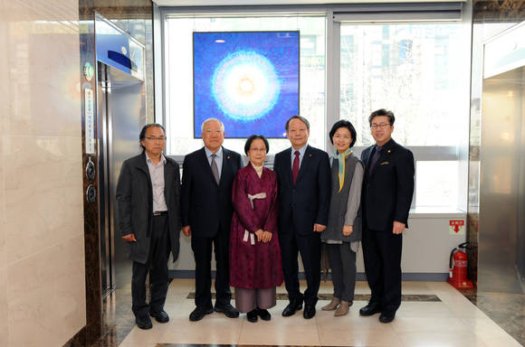 이강현 국립암센터 원장, 방혜자 화백 등 관련자들이 참석한 가운데 작품 전달식을 가졌다.