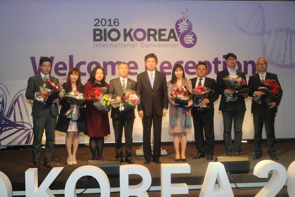 좌측에서 세번째 이인영 고대의료원 연구지원팀 부팀장, 가운데 이영찬 한국보건산업진흥원장