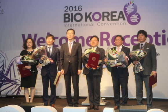 좌측에서 두번째 최혁 고대의대 교수, 가운데 방문규 보건복지부 차관