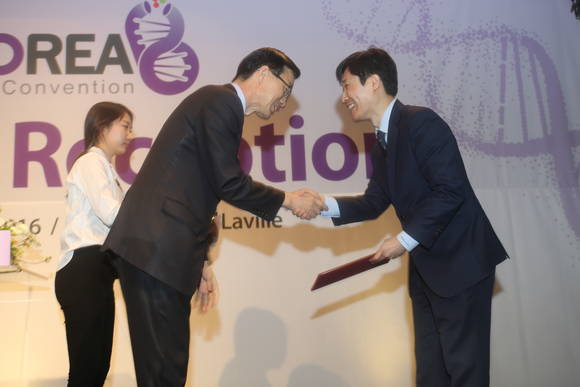 (좌)방문규 보건복지부 차관 (우)최혁 고려대 의대 교수