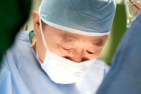 대장암 수술을 집도 중인 부천성모병원 외과 이도상 교수