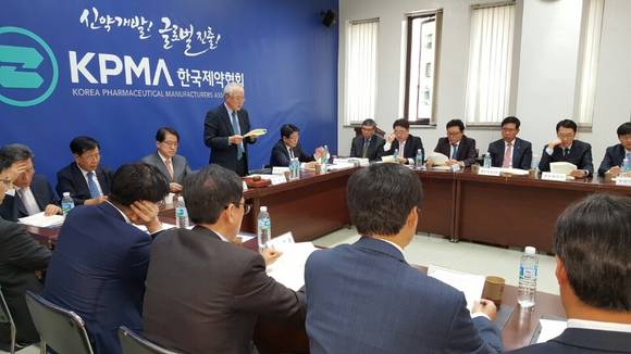한국제약협회 이행명 이사장이 26일 서울 방배동 제약회관 4층 대회의실에서 개최된 제3차 이사회에서 회원사들에게 불법 리베이트 근절을 위해 진력해줄 것을 요청하는 호소문을 낭독하고 있다.