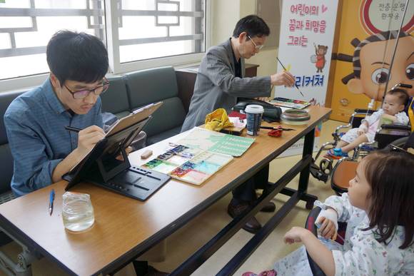 가톨릭대학교 부천성모병원은 4월 29일 어린이날을 기념하여 소아병동에서 소아 환우를 위한 꿈과 희망을 그리는 캐리커처 이벤트를 실시했다.