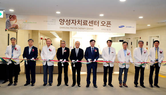 사진 왼쪽부터, 임도훈 방사선종양학과 과장, 정규하 행정부원장, 박윤수 진료부원장, 카즈토카네시게스미토모중공업 수석부사장, 윤순봉 삼성생명공익재단 대표이사, 권오정 원장, 임영혁 연구부원장, 고광철 기획총괄, 남석진 암병원장, 최두호 양성자치료센터장