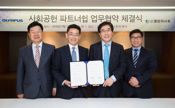 (좌측부터)올림푸스한국 조철제 경영지원본부장, 오카다 나오키 대표, 열린의사회 고병석 이사장, 김종현 대외협력실장
