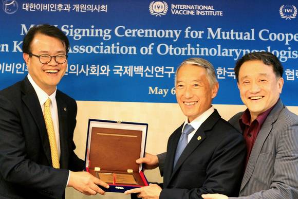 대한이비인후과 개원의사회와 국제백신연구소(IVI), IVI 한국후원회의 3자간 양해각서(MOU) 조인식에서 IVI의 제롬 김 사무총장 (가운데)과 후원회의 조동성 회장(오른쪽)이 개원의사회 홍일희 회장에게 감사패를 증정하고 있다.