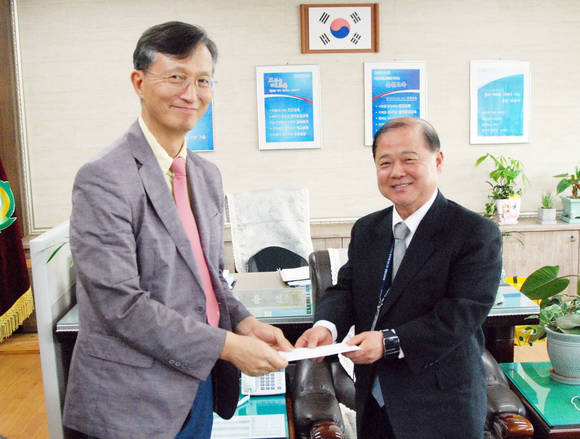 (좌 한림대춘천성심병원 병리과 최경찬 교수, 우 후평초등학교 이용선 교장)