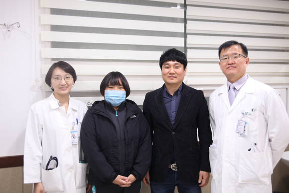 신장내과 윤혜은 교수(맨 왼쪽), 혈관외과 김상동 교수(맨 오른쪽)