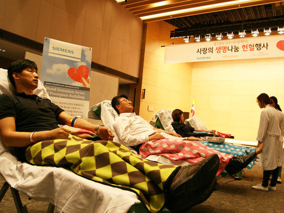 헌혈 중인 한국지멘스 임직원들.
