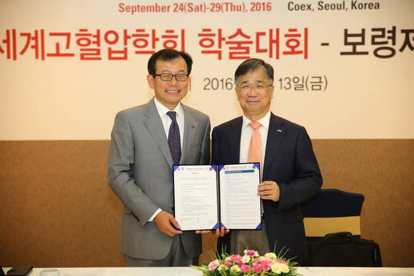 ISH서울2016 조직위원회 김철호위원장(우)과 보령제약 최태홍대표(좌)가 협약서에 사인을 하고 기념사진을 찍고 있다.