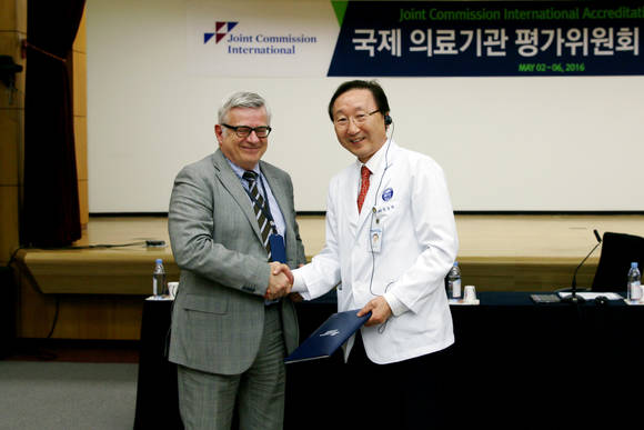 (좌)Enrico Baldantoni 박사(조사위원)와 (우)김동익 분당차병원장