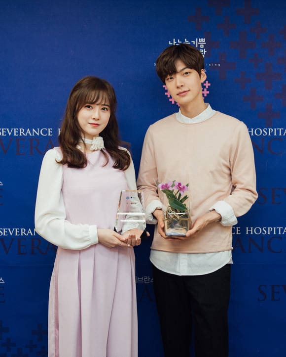 감사패와 꽃 선물을 받은 안재현 구혜선 부부