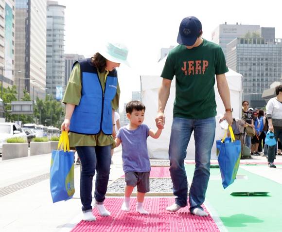 ‘착한걸음 6분 걷기 캠페인’에 참여한 사노피 젠자임 직원의 가족.