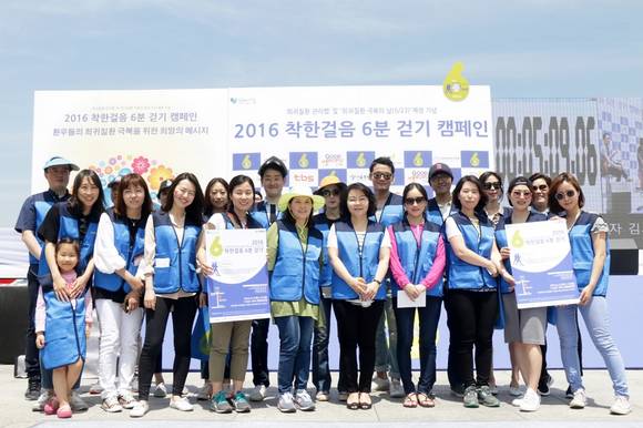 ‘착한걸음 6분 걷기 캠페인’에 참여한 사노피 젠자임 직원들 (가운데 박희경 대표)