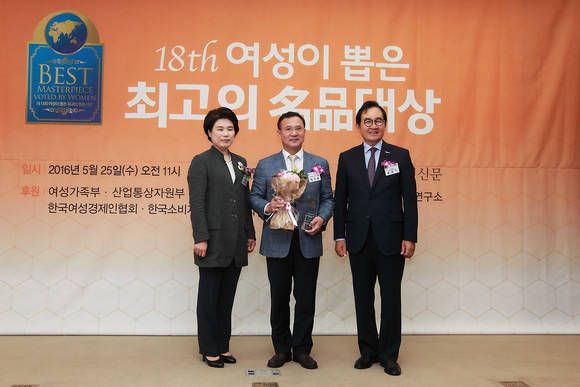 정구용 이대목동병원 장기이식센터장(사진 가운데)이 수상 후 김효선 여성신문 대표(사진 왼쪽)과 윤은기 (사)한국협업진흥협회 회장(사진 오른쪽)과 기념 촬영을 하고 있다.