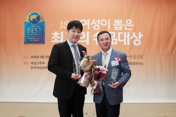 정구용 이대목동병원 장기이식센터장(사진 오른쪽)과 권형주 이대여성암병원 유방암․갑상선암센터 교수(사진 왼쪽)가 수상 후 기념 촬영을 하고 있다.
