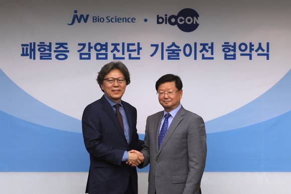 JW바이오사이언스 노용갑 대표(오른쪽)가 의약바이오컨버젼스연구단 김성훈 단장(왼쪽)과 패혈증 감염 조기진단 기술 이전 계약을 체결하고 있다.