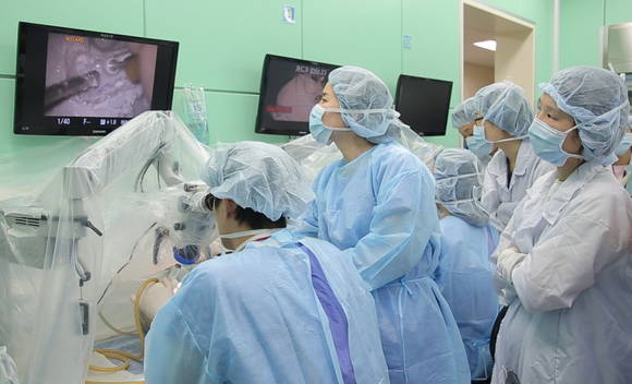 삼성서울병원 이비인후과 백정환 교수팀이 3D 프린팅 기술을 이용하여 개발한 측두골 모델을 의료진들이 실습하는 장면