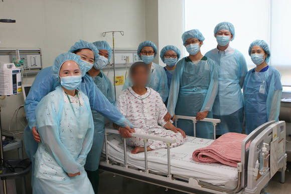 신장 이식을 받은 환자 B(54․남)씨가 퇴원을 앞두고 수술을 집도한 의료진 및 병원 관계자들과 기념촬영을 하고 있다.
