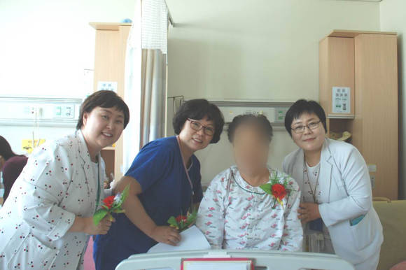 각막 이식을 받은 환자 A(74․여)씨가 퇴원을 앞두고 병원 관계자들과 기념촬영을 하고 있다.