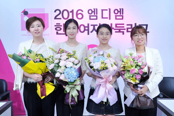 왼쪽부터 김나현 초단, 김신영 초단, 위즈잉 5단, 최정 6단