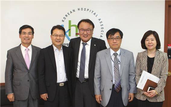 병협 박용주 상근부회장, 소비자원 손성락 소장, 병협 홍정용 회장, 소비자원 박정용 국장, 최재희 팀장