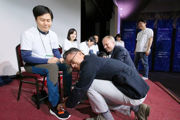 박기환 사장이 한국베링거인겔하임 창립 40주년을 축하하며, 임직원들에게 그 동안 수고했다는 격려와 앞으로도 계속해서 혁신적인 의약품을 공급하기 위해 더욱 노력하자는 의미로 신발끈을 묶어주고 있다.