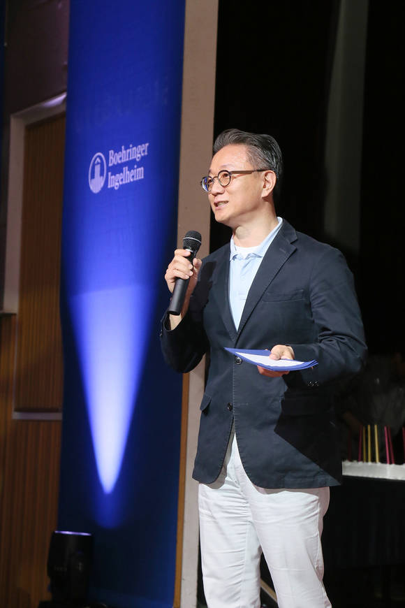 박기환 사장이 인체의약품 창립 40주년 및 동물의약품 창립 20주년 기념사를 통해 임직원들에게 감사를 표하며, 혁신적인 의약품을 통해 건강한 한국 사회에 기여할 수 있도록 노력할 것을 강조하고 있다.