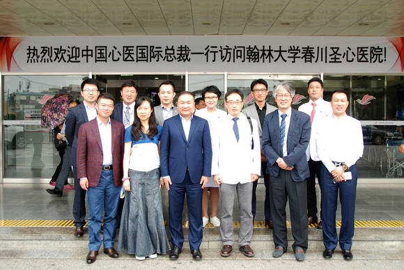 아랫줄 왼쪽에서 세 번째 심의국제 총재 타이총위에, 아랫줄 왼쪽에서 네 번째 이상수 한림대학교춘천성심병원장.