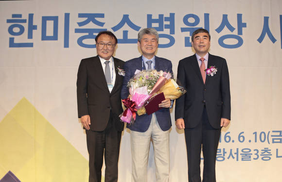 홍정용 대한중소병원협회장(左)과 한미약품 이관순 대표이사(右)가 노성일 원장에게 한미중소병원상을 시상하고 있다.