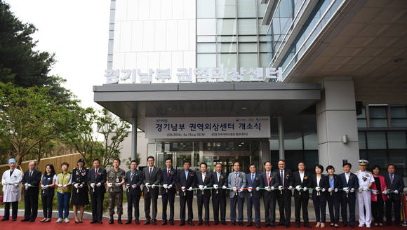 맨왼쪽이 이국종 외상센터장, 여섯번째가 탁승제 아주대병원장, 열번째가 방문규 보건복지부 차관, 윤화섭 경기도의회 의장, 남경필 경기도지사, 추호석 학교법인 대우학원 이사장, 석해균 해군 리더쉽센터 안보교육담당관, 김동연 아주대학교 총장, 유희석 아주대의료원장, 오른쪽에서 네번째가 김동근 수원시 제1부시장.