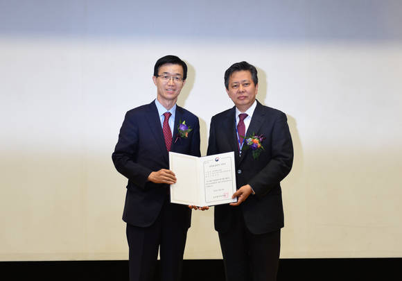 개소식 행사 중에 방문규 보건복지부 차관(좌)이 탁승제 아주대병원장(우)에게 권역외상센터 지정서를 전달했다.