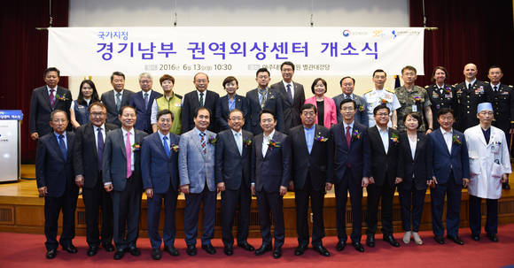 아래줄만. 왼쪽부터 김태영 전 국방부장관, 홍정용 대한병원협회장, 유희석 아주대의료원장, 김동연 아주대학교 총장, 석해균 해군 리더쉽센터 안보교육담당관, 추호석 학교법인 대우학원 이사장, 남경필 경기도지사, 윤화섭 경기도의회 의장, 방문규 보건복지부 차관, 이기우 경기도 사회통합부지사, 원미정 경기도의원, 김동근 수원시 제1부시장, 이국종 외상센터장.