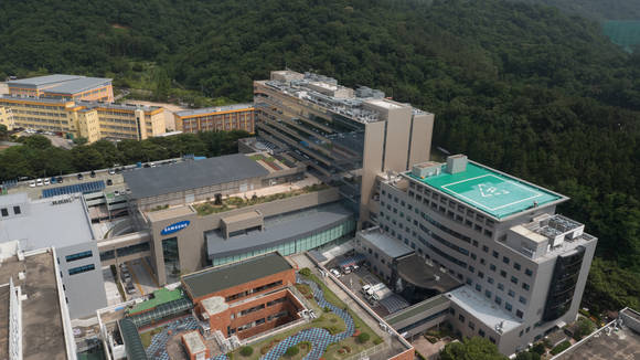 성균관대학교 삼성창원병원 항공촬영 전경 - 중앙 건물이 새 본관이며, 기존 별관 건물 및 행정동, 연구동, 기숙사 운영 - 구 본관(앞쪽 붉은색 벽돌건물 및 좌측 흰색