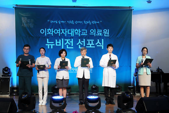 김승철 이화의료원장(사진 왼쪽에서 네 번째)을 비롯한 6명의 교직원 대표들