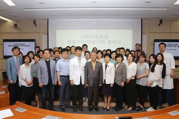 좌측6째부터 고대의료원 이홍식 의과대학장, 박영철 중환자의학연구회화장, 조윤수 간호부장