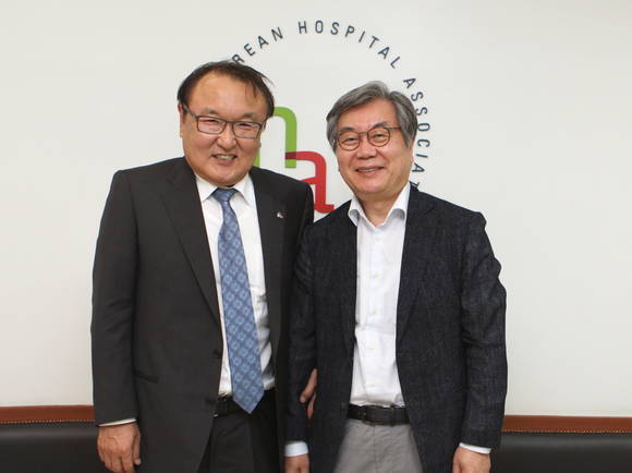 (왼쪽부터) 대한병원협회 홍정용 회장, 한국의학교육평가원 김영창 원장