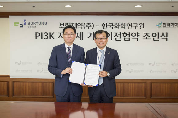 보령제약 최태홍대표(우)와 한국화학연구원 정순용부원장(좌)