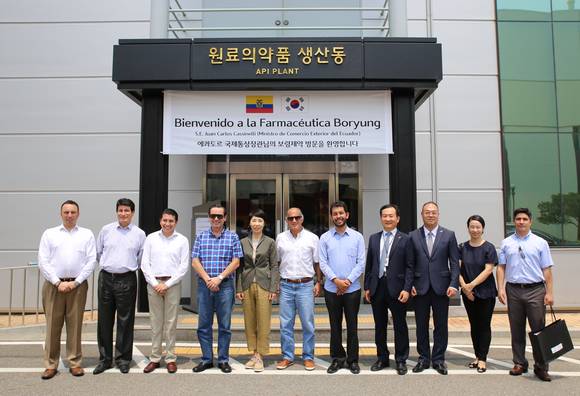 령제약 김은선회장(왼쪽에서 다섯번째), 에콰도르 후안 까를로스 까씨넬리 국제통상장관(왼쪽에서 네번째), 오스카 에레라 주한 에콰도르 대사(왼쪽에서 여섯번째), 마르셀로 파소스 주한 에콰도르 상무관(오른쪽에서 첫번째)