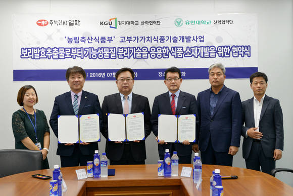 (왼쪽부터)일화 지희숙 식품연구실장, 유한대 윤택준 교수, 경기대 신광순 교수, 일화 이성균 대표이사, 일화 심대근 식품사업본부장, 일화 김선욱 전략기획본부장