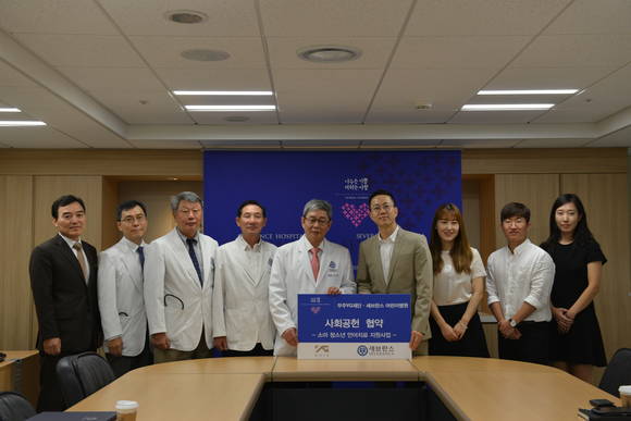 (왼쪽부터) 세브란스 어린이병원 이상교 경영지원팀장, 손명현 진료부장, 김호성 소아청소년과장, 송동호 소아정신과장, 한상원 어린이병원장, 무주 YG재단 최성준 이사, 이효정 사무국장, 김희태 대리, 강산희 대리